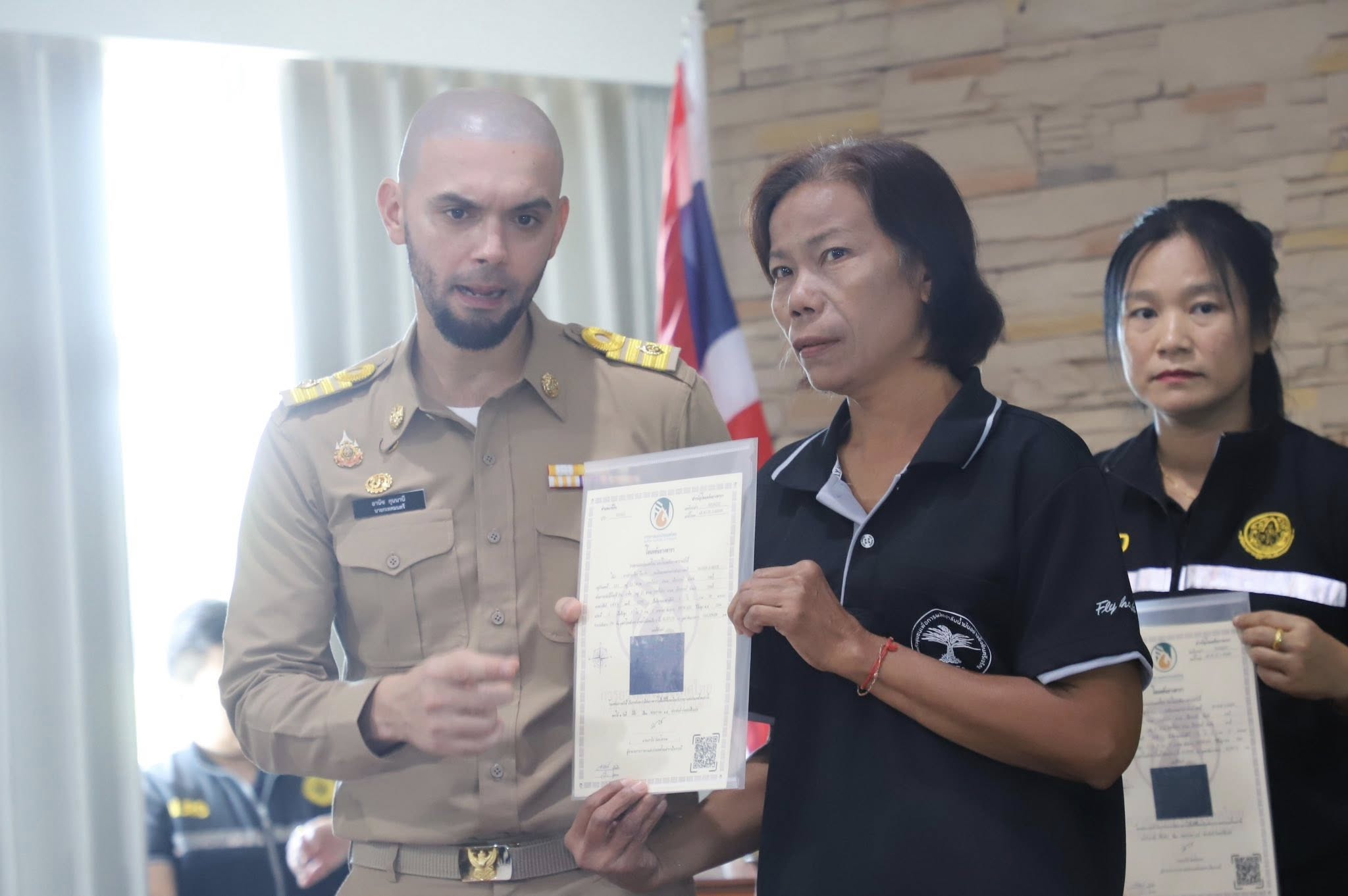 title - รมช.เกษตรฯ มอบโฉนดเพื่อการเกษตร โฉนดต้นไม้ ยกระดับที่ดินทำกินในกระบี่ หนุนเกษตรกรเข้าถึงแหล่งทุน